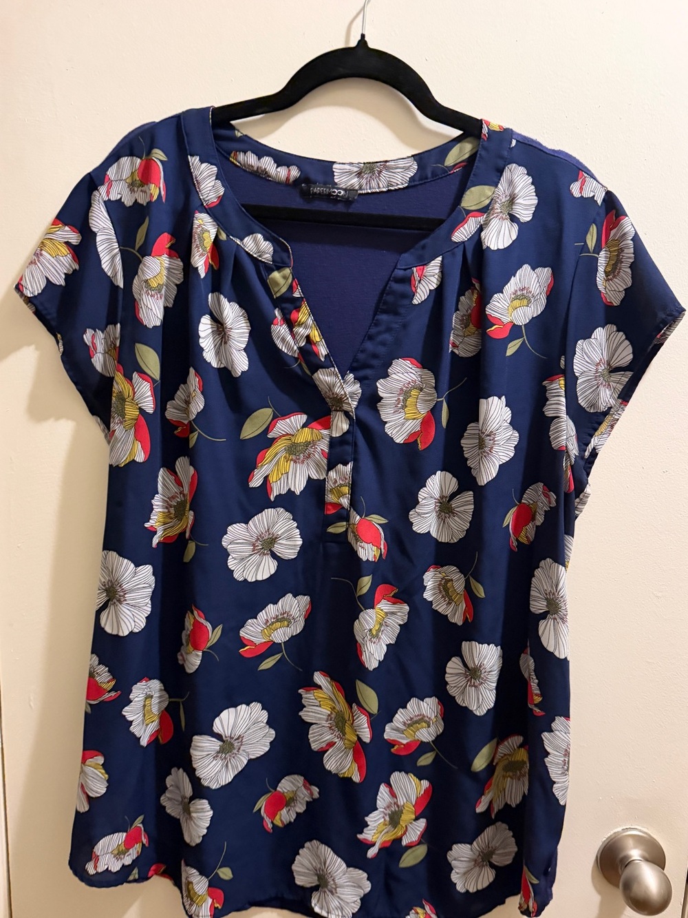 Paper Moon 2x Plus Women's Navy Floral V-Neck Blouse